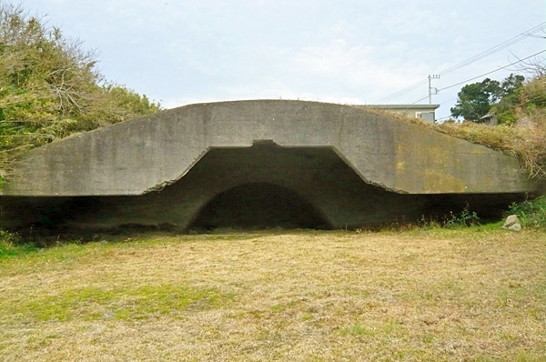 (4) 宮城掩体壕(えんたいごう)跡