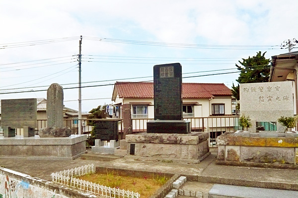 (18) 富崎地区公民館裏の墓地