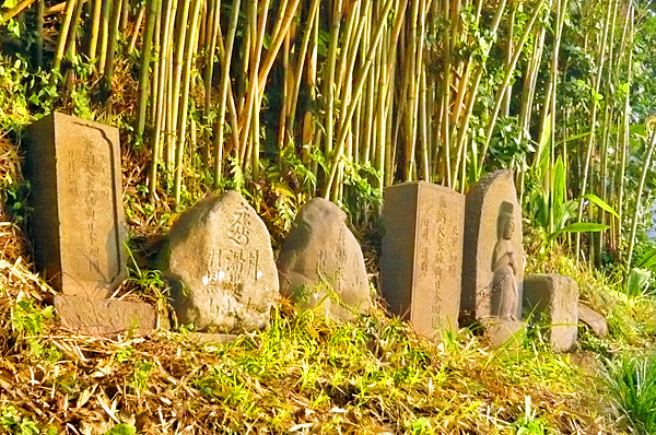 (11) 行塚(ぎょうづか)の出羽三山碑