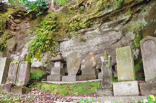 (2) 堂の下の出羽三山碑と廻国塔