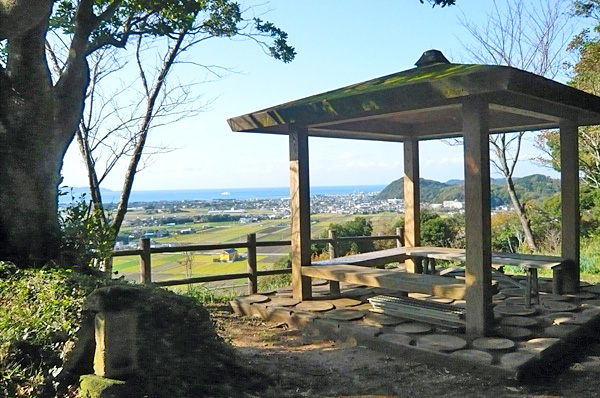 (4)大塚山古墳の石宮