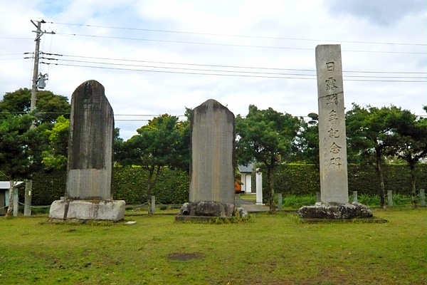 (1)小野鵞堂記念碑 写真左