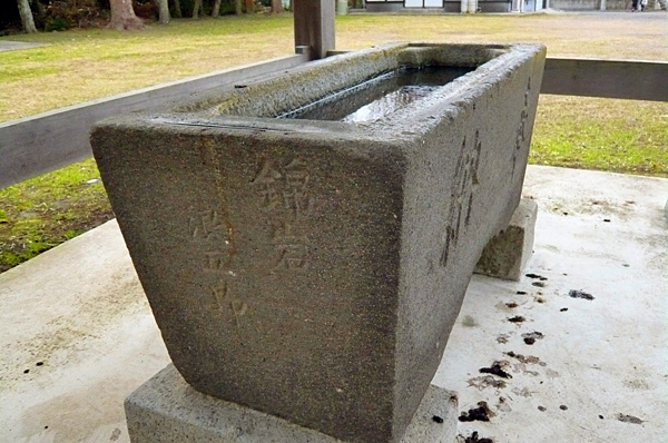 (4)手水石