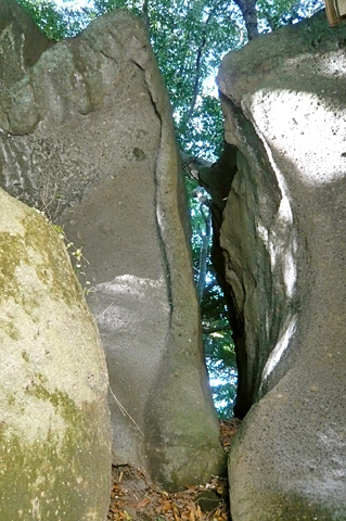 海南刀切神社前 巨岩