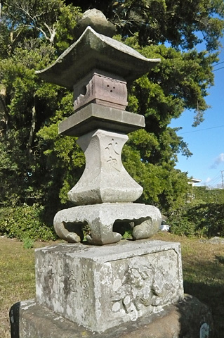 (1)石灯篭(いしどうろう)