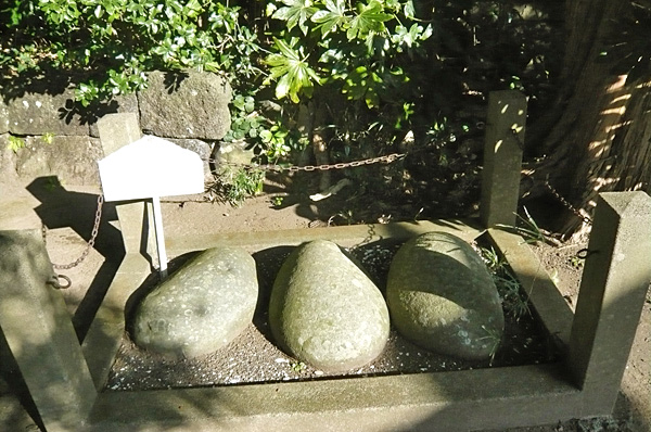 (3)力石(ちからいし)