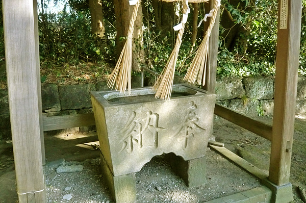 (4)手水石(ちょうずいし)