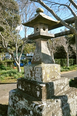 (1)石灯篭(いしどうろう)