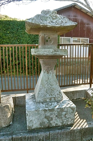 (4)石灯籠(いしどうろう)