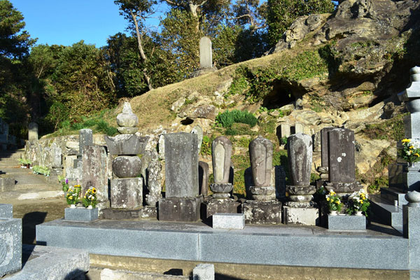 (12)歴代住職の墓
