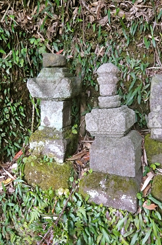 (12)伝 里見義弘夫妻供養塔