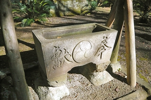 (8)観音堂前の手水石