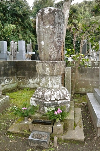 (13)雄譽霊巖(おうよれいがん)上人の墓