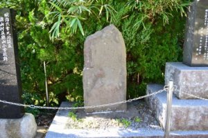 （5）諦應（ていおう）和尚の筆子塚（奥山公民館）
