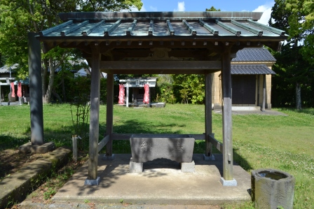 (1)館山神社(館山)の手水石<拝殿前>