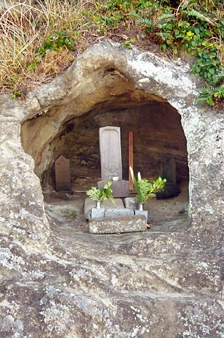 (3) 和泉沢家墓地(やぐら)