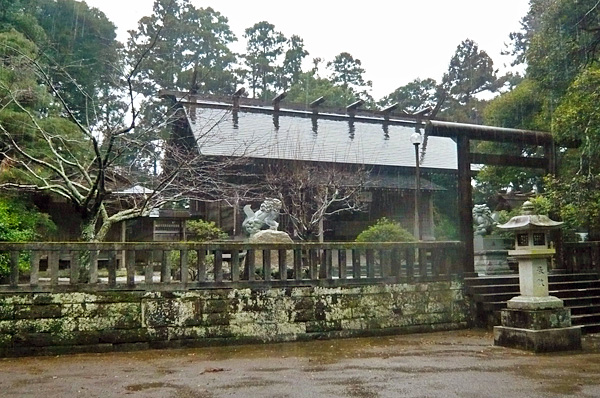 沓見莫越山神社 三の鳥居と社殿