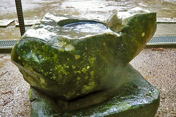 (12) 手水石