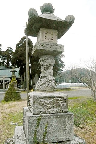 (2) 永夜燈 <市指定文化財>