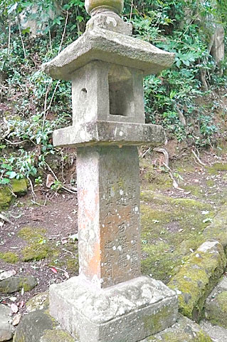 (5) 石灯籠(とうろう)