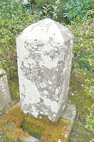 (7) 六十六部廻国(かいこく)供養塔