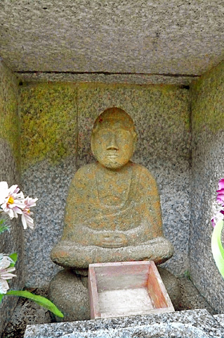 (2) 石造阿弥陀如来坐像(ざぞう)