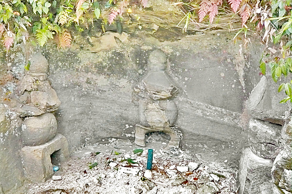 (15) やぐら・磨崖(まがい)五輪塔 市指定史跡
