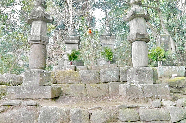(19) 宝篋印塔・三浦道寸義同(よしあつ)の墓 市指定史跡
