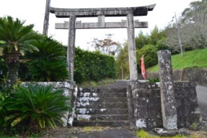 (1)高蔵神社表参道の鳥居と社号碑