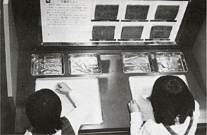  粘土板に縄文をつける 