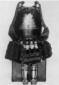 朱漆塗三鱗紋黒漆塗仏胴具足