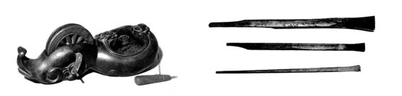 左：22．墨壺｛すみつぼ｝　右：23．墨さし｛すみさし｝