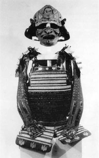 38.黒糸肩裾取威胴丸、兜、小具足