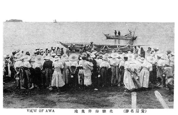 47.北条海岸地曳網を見る学生たち<絵はがき>
