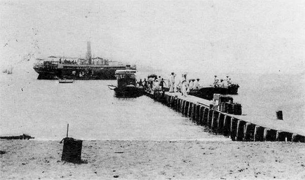 42.北条桟橋と汽船(大正頃)