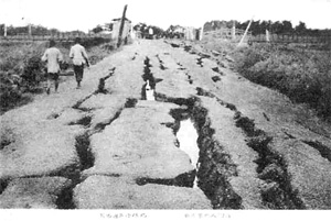 83．北条海岸汽船場通踏切付近の地割れ＜絵はがき＞