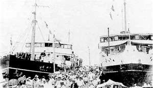 82.桟橋に着いた菊丸(右)と旅行客