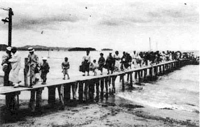 59.北条桟橋に降り立つ人々 大正時代前半