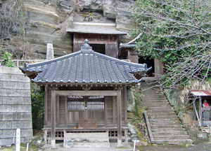 大黒堂(下)・竜王堂(上左)・岩船地蔵堂(上右)