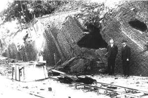 北下台洞窟遺跡と大野太平氏（右）<br> 昭和10年3月18日撮影