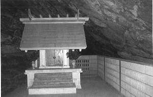 鉈切洞窟遺跡<br>洞窟内に船越鉈切神社の本殿があります。