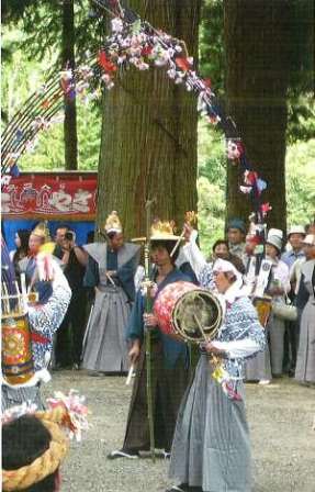写真14.寒水{かのみず}の掛踊り(岐阜県・郡上市)岐阜県重要無形文化財・国の選択民俗芸能