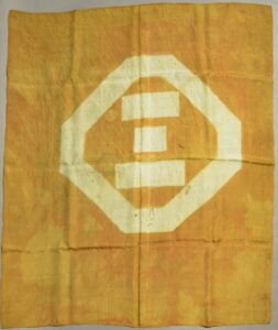 １．旗指物（折敷の内に三文字紋）江戸時代後期　当館蔵