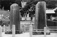 恩田仰岳(右)・城山(左)記念碑