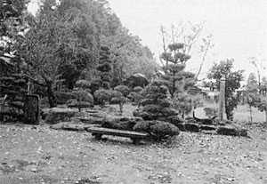 虚籟曼荼羅糸塚(左) 虚籟墓塔(右) (櫛引町 天澤寺)