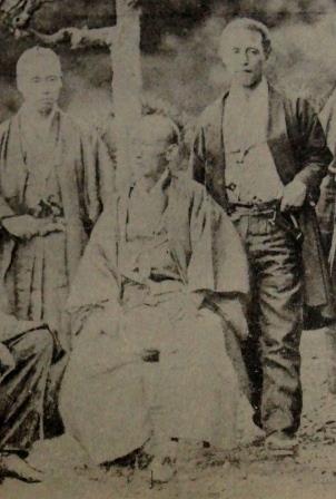 2.稲葉正巳<中央> 右は軍艦奉行の勝海舟
慶応2~4年(1866~1868)頃
『幕末・明治・大正回顧八十年史』所載