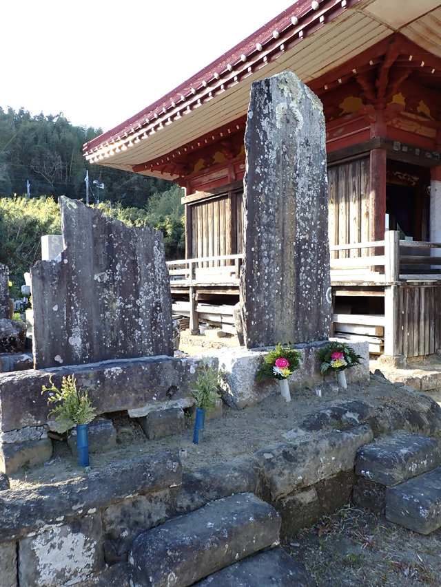 (左)1 陸軍歩兵一等卒勲八等中山重太墓/(右)2 陸軍歩兵二等卒早川市太郎墓