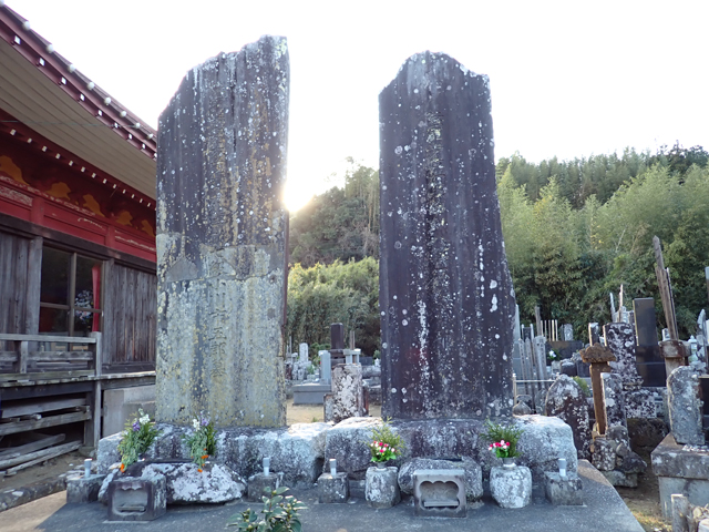 (左)3 陸軍歩兵上等兵勲八等功七級小川市五郎墓/(右)4 陸軍歩兵一等卒勲八等石渡幸三郎墓