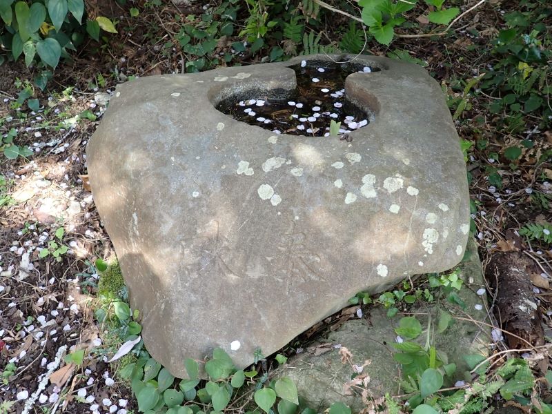 (5)本堂の手水石(ちょうずいし)