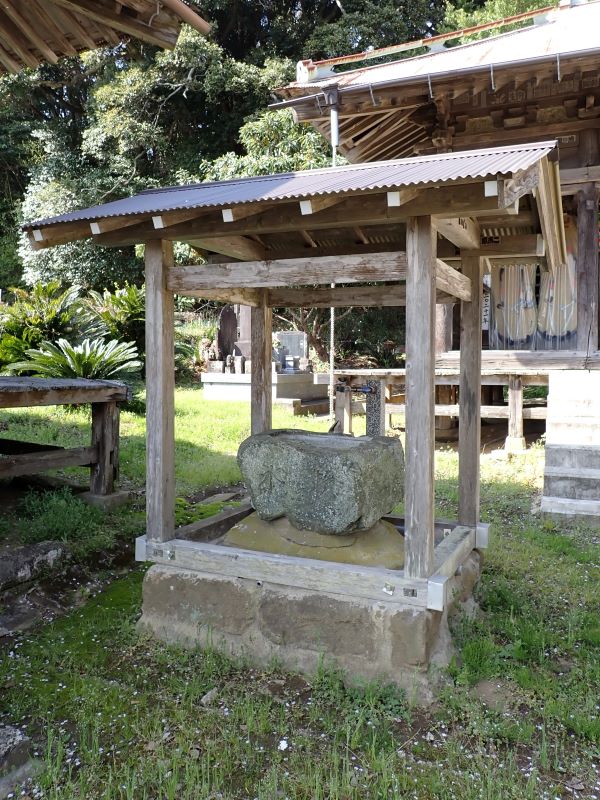 (6)阿弥陀堂前の手水鉢